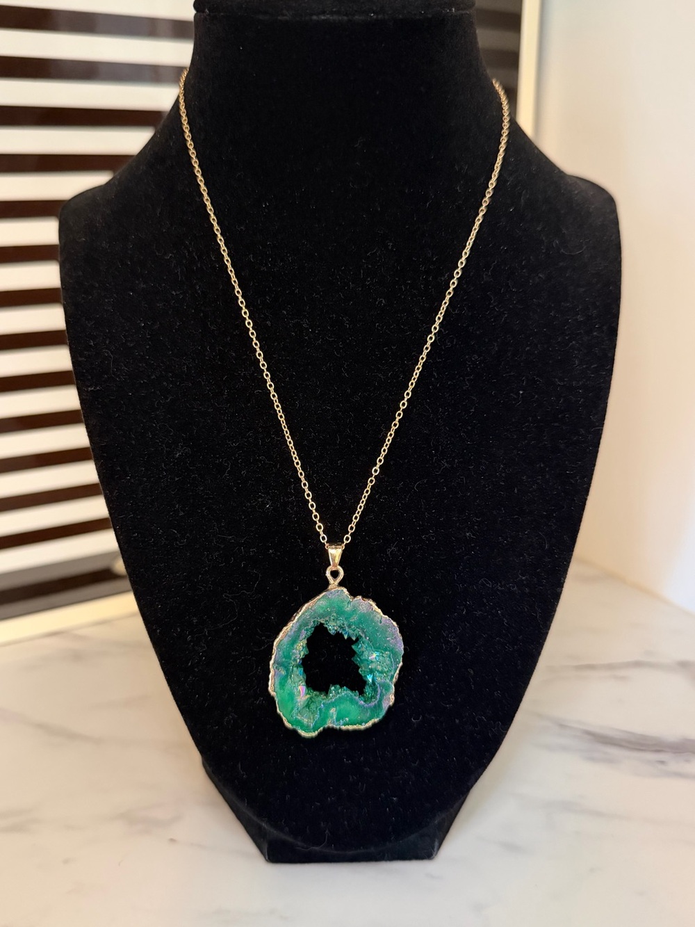 Green Faux Geode Druzy Pendant Necklace Gold Tone Iridescent  NWT